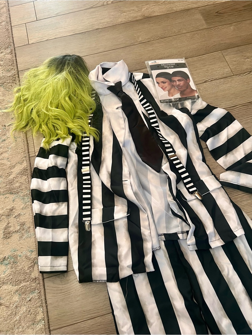 Women’s Beetlejuice Costume, Size 6-8 (Medium)